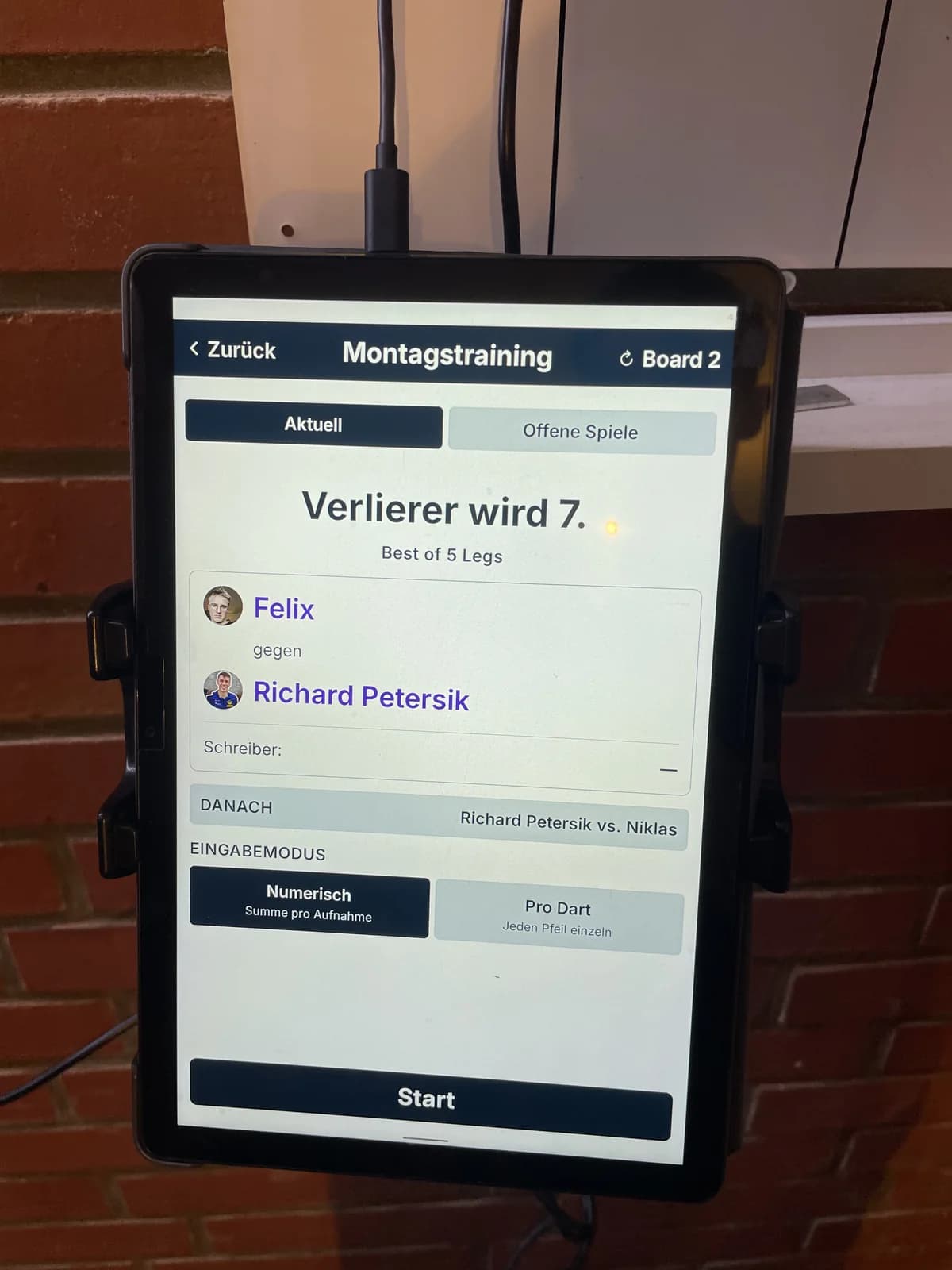 Gekoppeltes Tablet am Board, auf dem Bildschirm läuft ein Dartcom-Match